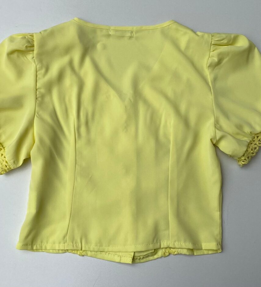 Cropped Feminino Manga Curta com Botões e Detalhe Amarelo - Fernanda Ramos Store