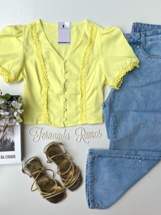 Cropped Feminino Manga Curta com Botões e Detalhe Amarelo - Fernanda Ramos Store