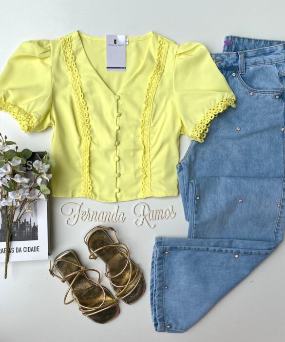 Cropped Feminino Manga Curta com Botões e Detalhe Amarelo - Fernanda Ramos Store