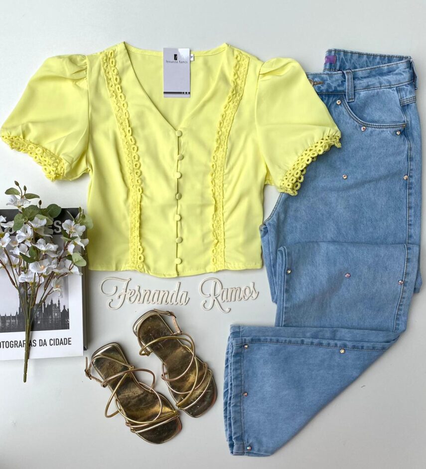 Cropped Feminino Manga Curta com Botões e Detalhe Amarelo - Fernanda Ramos Store