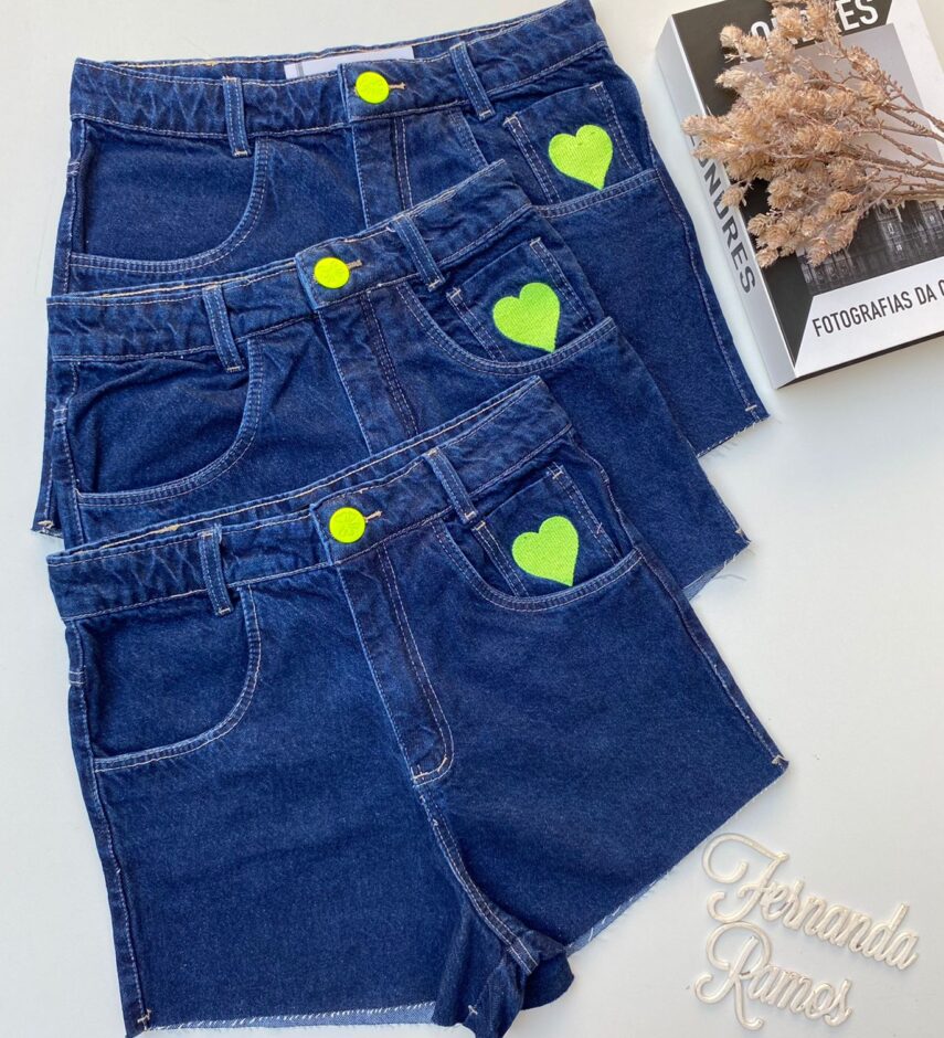 Short Jeans Feminino com Bordado de Coração Fernanda Ramos Store