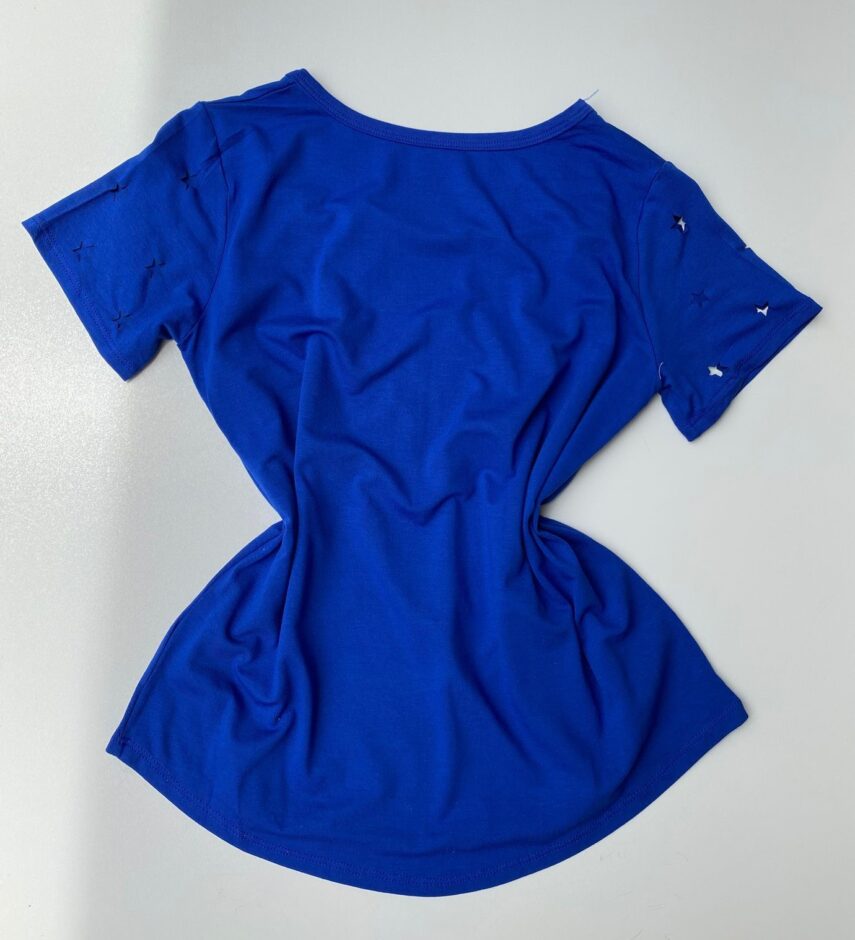 T-shirt Manga Curta com Estampa e Detalhes Vazados Azul - Fernanda Ramos Store