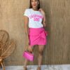 fernandaramosstore com br t shirt manga curta estampa em pink fundo off white