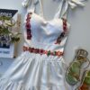 fernandaramosstore com br vestido curto com bojo branco com detalhes florais 1