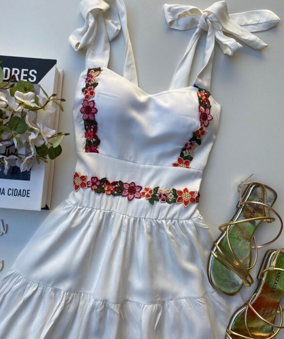 fernandaramosstore com br vestido curto com bojo branco com detalhes florais 1