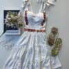 Vestido Curto com Bojo Branco com Detalhes Florais Fernanda Ramos Store