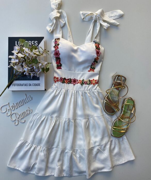 Vestido Curto com Bojo Branco com Detalhes Florais Fernanda Ramos Store