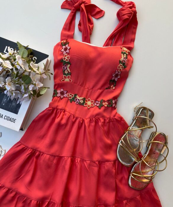 Vestido Curto com Bojo Coral com Detalhes Florais - Fernanda Ramos Store