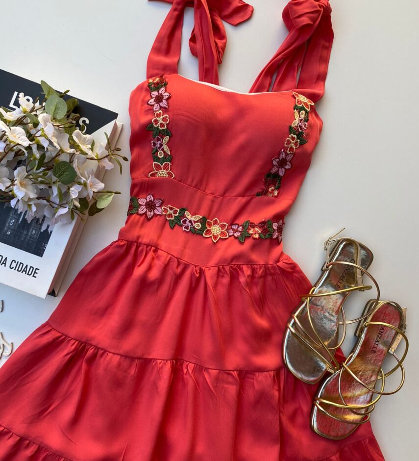 Vestido Curto com Bojo Coral com Detalhes Florais - Fernanda Ramos Store