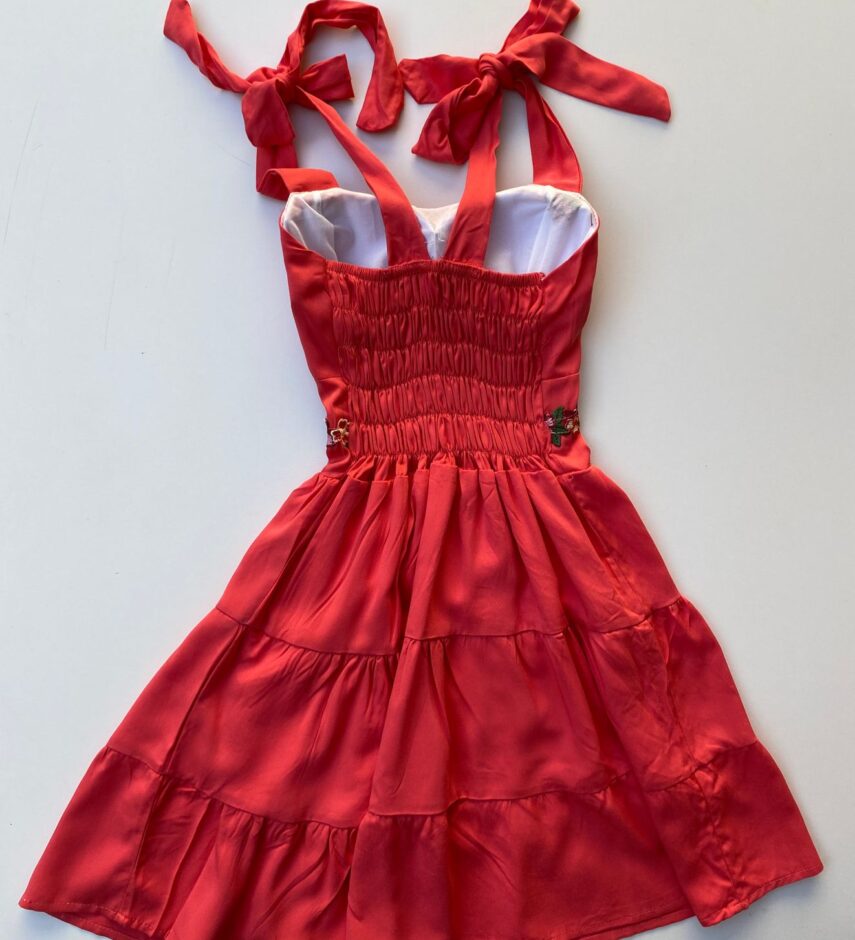 Vestido Curto com Bojo Coral com Detalhes Florais - Fernanda Ramos Store