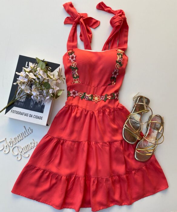 Vestido Curto com Bojo Coral com Detalhes Florais - Fernanda Ramos Store