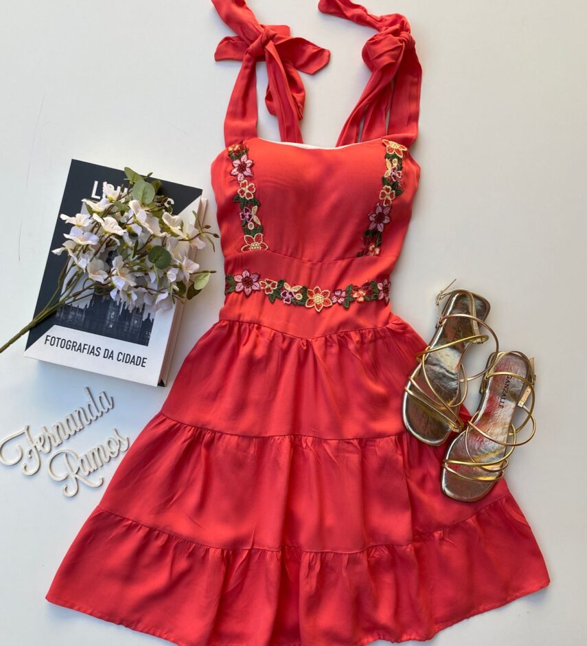 Vestido Curto com Bojo Coral com Detalhes Florais - Fernanda Ramos Store