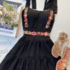 fernandaramosstore com br vestido curto com bojo preto com detalhes florais 1