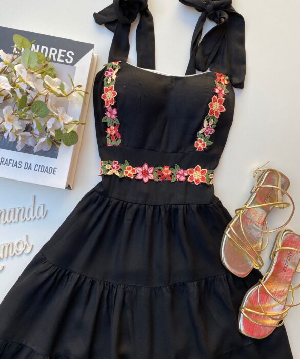 fernandaramosstore com br vestido curto com bojo preto com detalhes florais 1