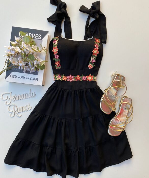 Vestido Curto com Bojo Preto com Detalhes Florais Fernanda Ramos Store