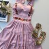 fernandaramosstore com br vestido curto com bojo rose com detalhes florais 1