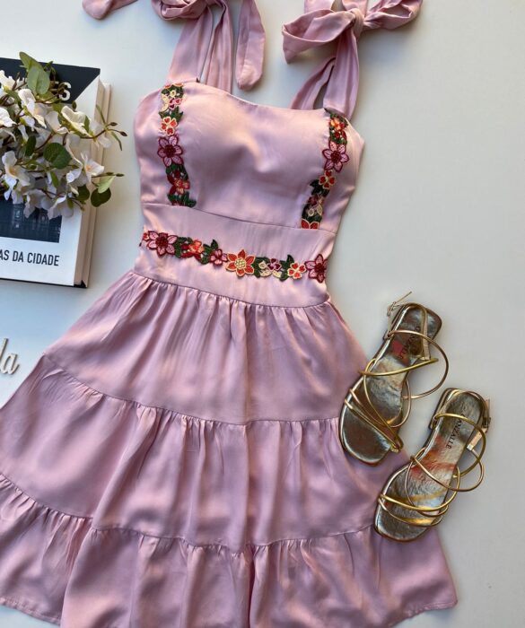 fernandaramosstore com br vestido curto com bojo rose com detalhes florais 1