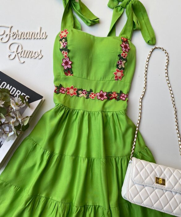 fernandaramosstore com br vestido curto com bojo verde com detalhes florais 1