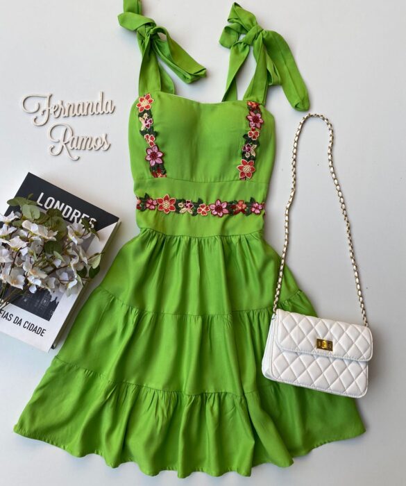 Vestido Curto com Bojo Verde com Detalhes Florais Fernanda Ramos Store