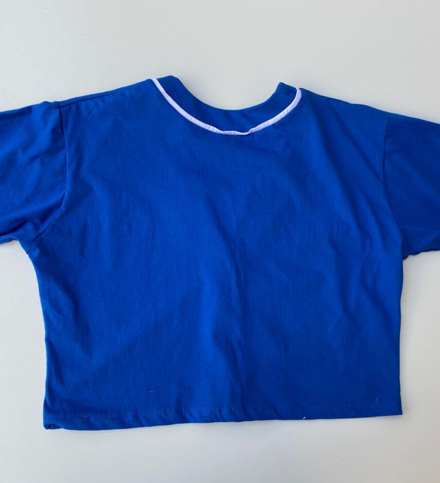 fernandaramosstore com br cropped feminino manga curta com botoes e estampa azul 1