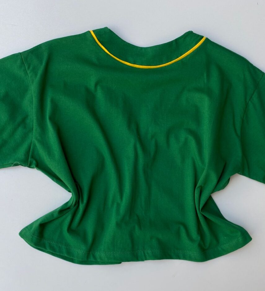 fernandaramosstore com br cropped feminino manga curta com botoes e estampa verde 2