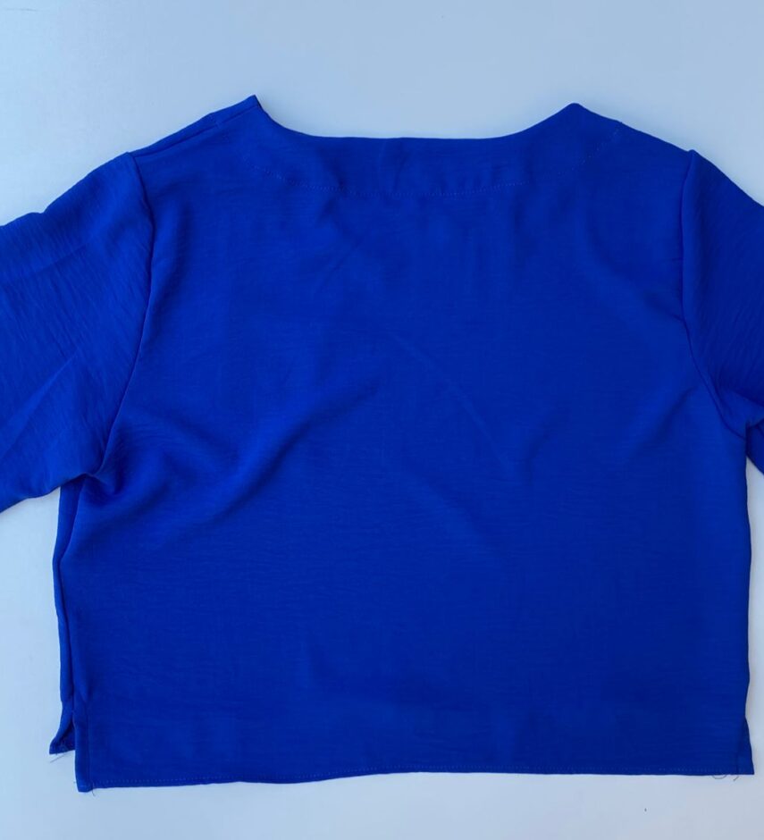 fernandaramosstore com br cropped feminino manga curta crepe com bolso azul 2