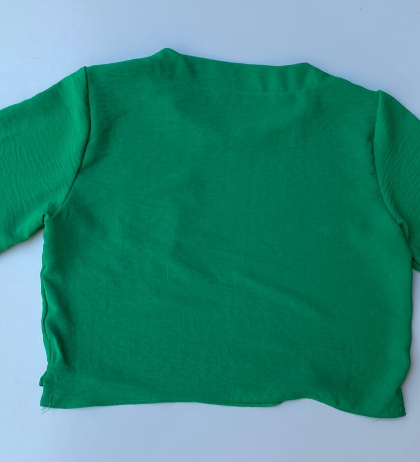 fernandaramosstore com br cropped feminino manga curta crepe com bolso verde 2