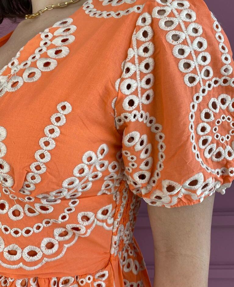 fernandaramosstore com br vestido curto sem bojo bordado manga curta laranja 4