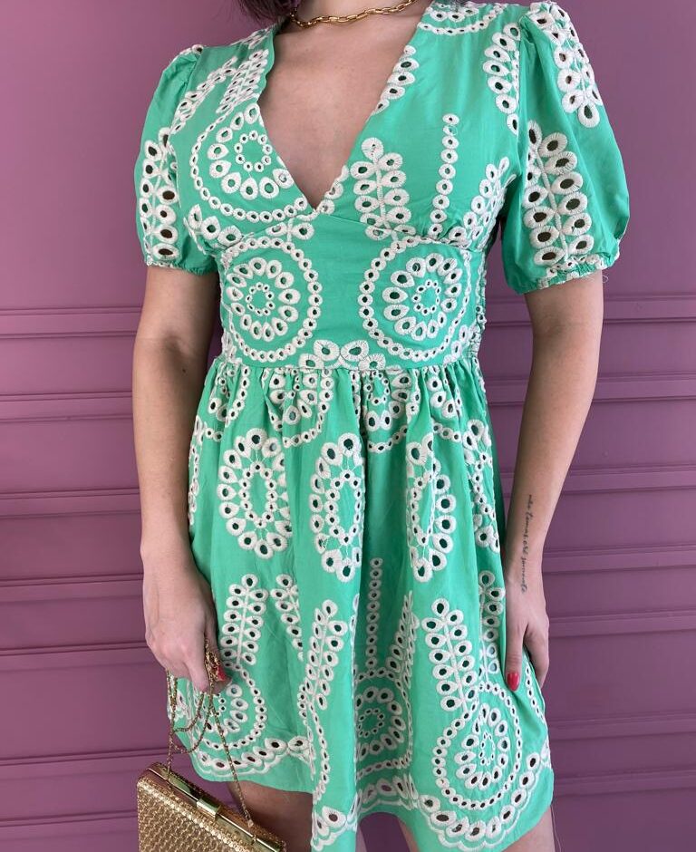 fernandaramosstore com br vestido curto sem bojo bordado manga curta verde 1