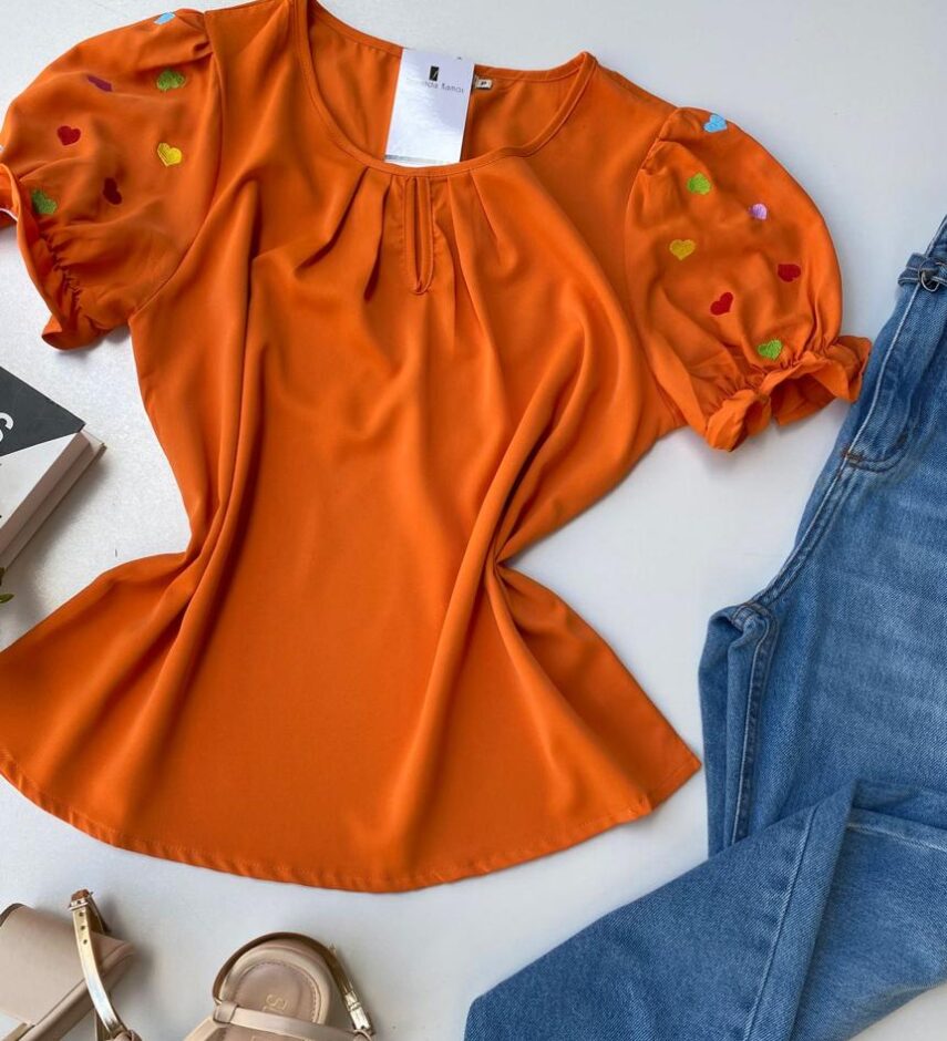 Blusa Feminina Manga com Detalhes em Corações Laranja - Fernanda Ramos Store