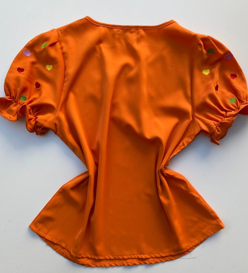 Blusa Feminina Manga com Detalhes em Corações Laranja - Fernanda Ramos Store