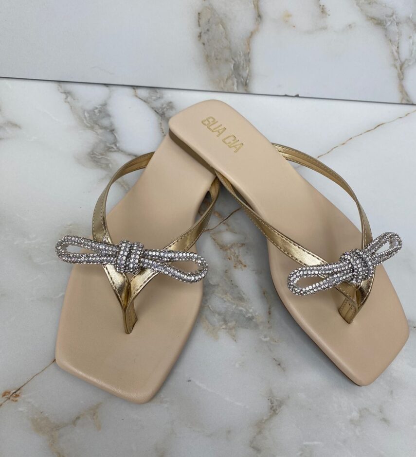 Sandália Rasteira com Detalhe Light Gold Fernanda Ramos Store