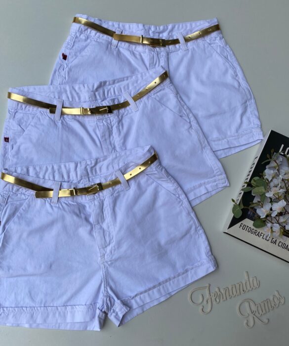 Short Feminino com Cinto Dourado Sarja Branco Fernanda Ramos Store