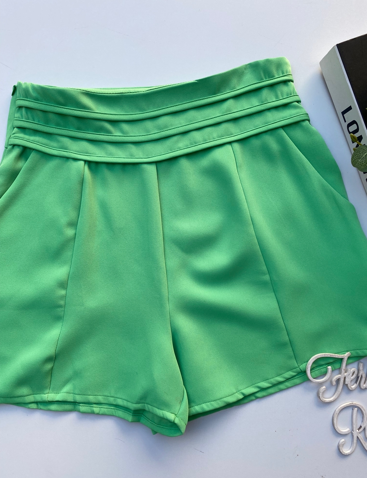 Short com Bolso e Cós Triangular (Verde Esmeralda)