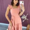 fernandaramosstore com br vestido curto com bojo e amarracao alca com babados fucsia copia 1