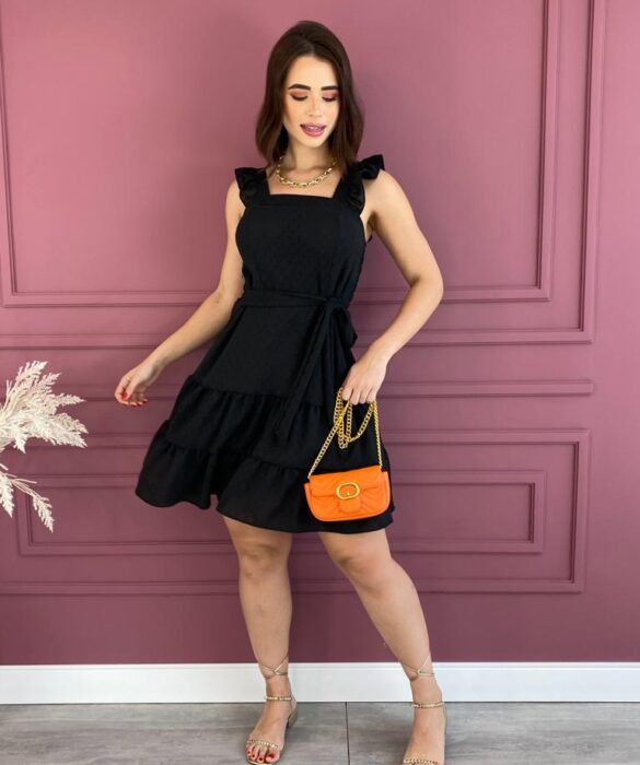 Vestido Curto com Bojo e Amarração Alça com Babados Preto Fernanda Ramos Store