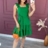 fernandaramosstore com br vestido curto com bojo e amarracao alca com babados verde 1