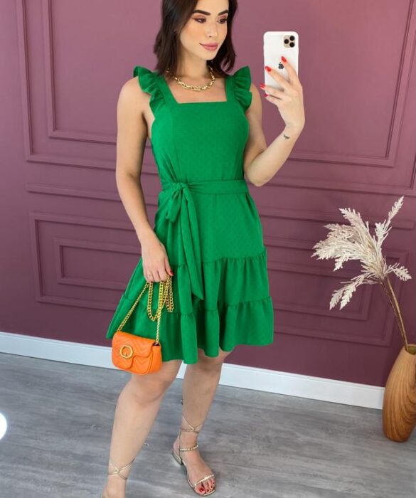 fernandaramosstore com br vestido curto com bojo e amarracao alca com babados verde 1