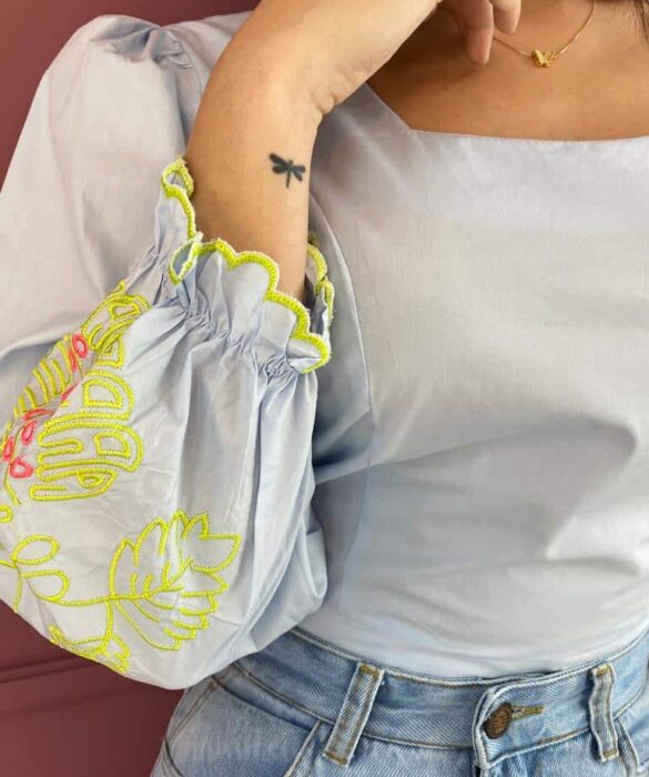 fernandaramosstore com br blusa feminina azul com bordado na manga verde lima 1