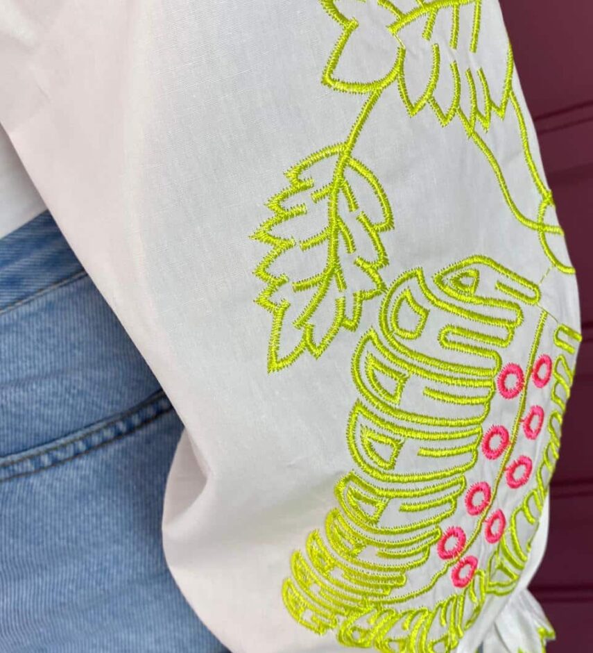 Blusa Feminina Branca com Bordado na Manga Verde Lima - Fernanda Ramos Store