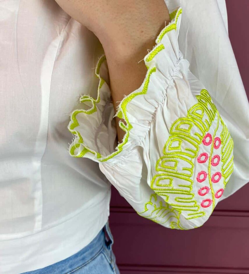Blusa Feminina Branca com Bordado na Manga Verde Lima - Fernanda Ramos Store