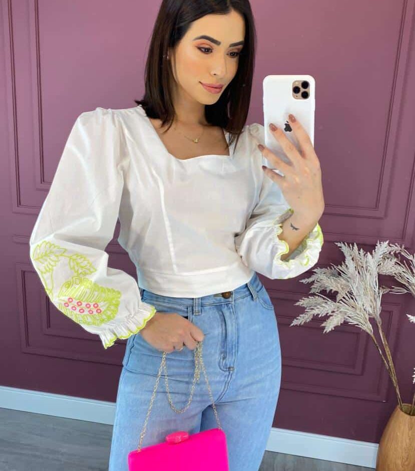 Blusa Feminina Branca com Bordado na Manga Verde Lima - Fernanda Ramos Store