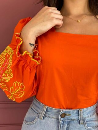 fernandaramosstore com br blusa feminina laranja com bordado na manga verde lima 1