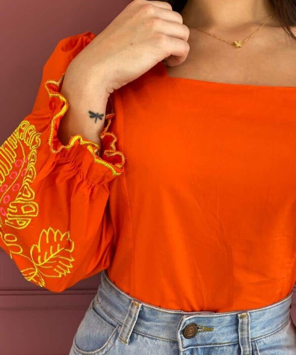 fernandaramosstore com br blusa feminina laranja com bordado na manga verde lima 1