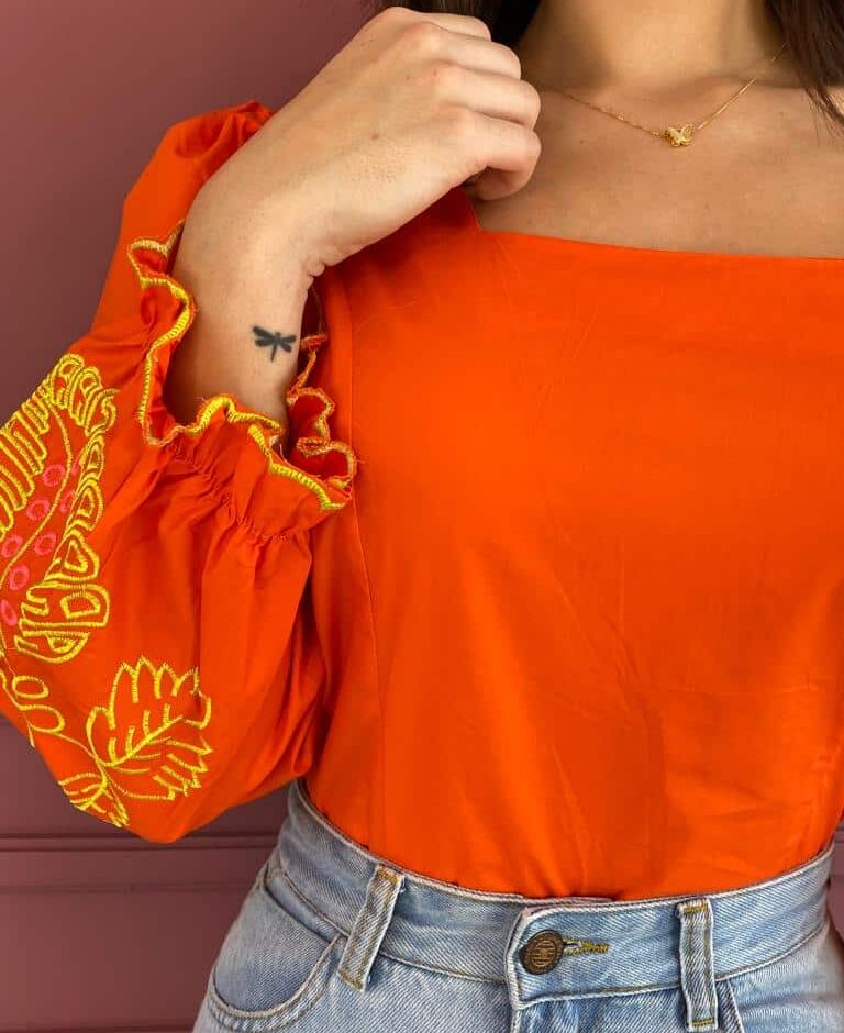 fernandaramosstore com br blusa feminina laranja com bordado na manga verde lima 1