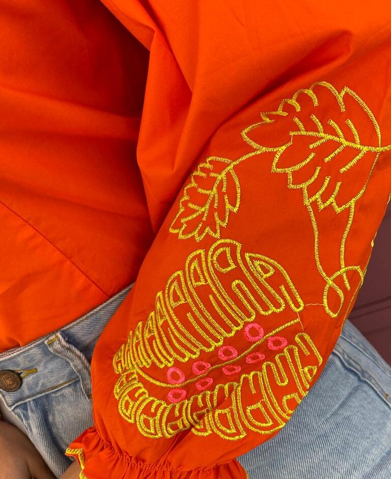 fernandaramosstore com br blusa feminina laranja com bordado na manga verde lima 2