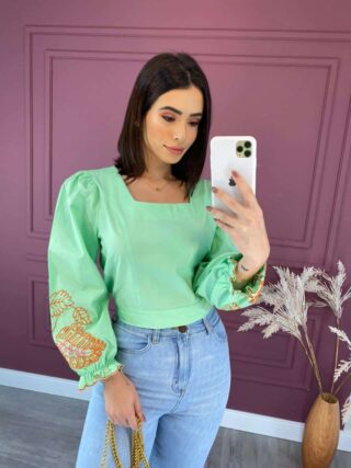 blusa feminina verde com bordado na manga laranja Fernanda ramos store