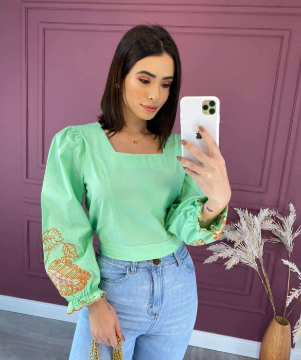 blusa feminina verde com bordado na manga laranja Fernanda ramos store