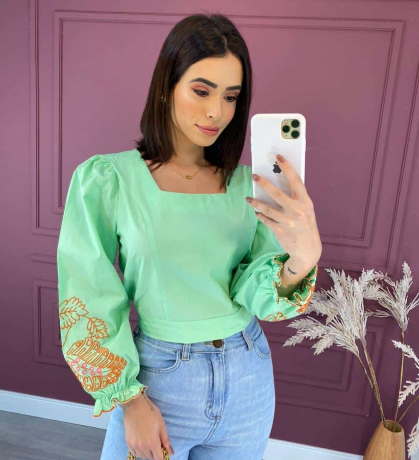 blusa feminina verde com bordado na manga laranja Fernanda ramos store