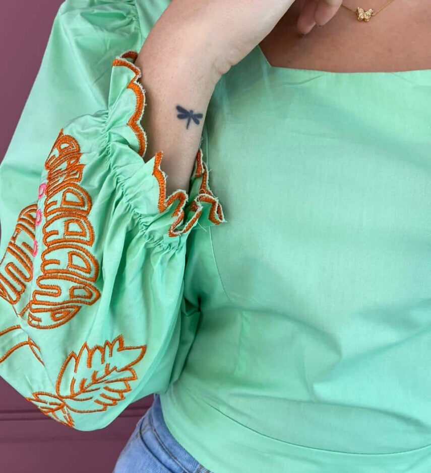 fernandaramosstore com br blusa feminina verde com bordado na manga laranja 3